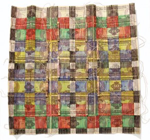 Manto de billetes con diseño geométrico